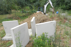 28.07.18 Zum angrenzenden Garten werden L-Steine verlegt