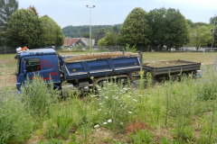 28.07.18 Zum angrenzenden Garten werden L-Steine verlegt