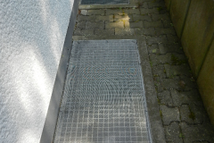 Abdeckung der Lichtschächte mit einem Gitter versehen am 12.07.2018