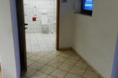 Am 03.03.2018 drang Wasser von der Küche im Obergeschoss bis in den Keller vor
