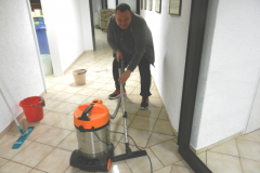Am 03.03.2018 drang Wasser von der Küche im Obergeschoss bis in den Keller vor
