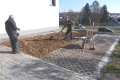 Einebnen der Fläche hinter der MZH am 11.04.2019