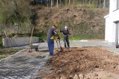 Einebnen der Fläche hinter der MZH am 11.04.2019