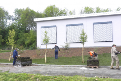 09.05.2019 Der Bauhof der Gemeinde verlegt Rollrasen an der MZH