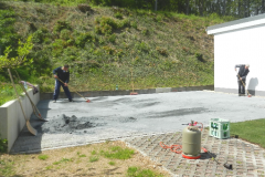 14.05.19 Die Ritze der Verbundsteine werden verfugt