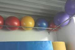 31.05.19 Im Geräteraum wurde eine Vorrichtung zur Aufbewahrung der Gymnastikbälle eingebaut.